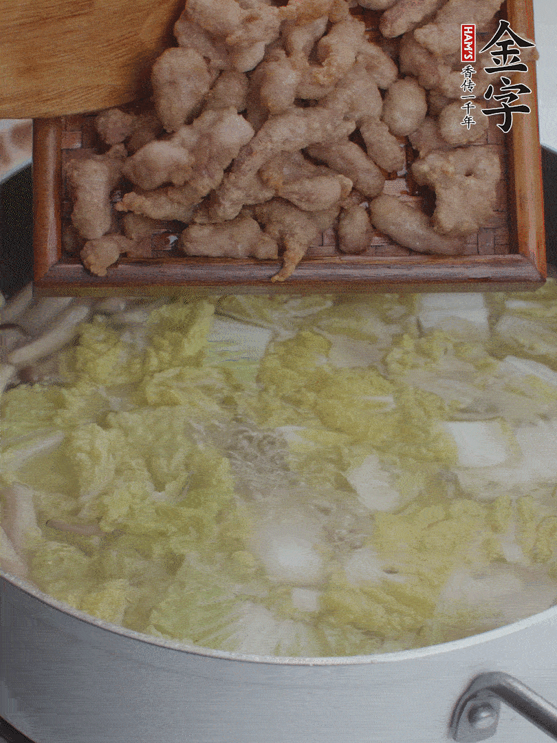 水開(kāi)后煮10分鐘，下娃娃菜、小酥肉煮3分鐘。