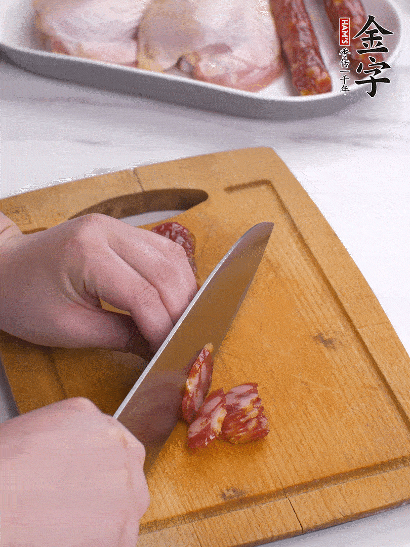 雞大腿去皮去骨切成塊，金字香腸切片，干香菇泡發(fā)切片，小蔥切蔥花。