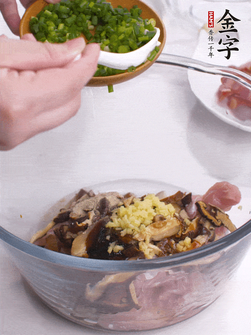 雞肉、香菇混合，加清水1/3杯、料酒1勺、蠔油1勺、鹽1勺、糖1/4勺、白胡椒1/4勺、食用油1勺、香油1/4勺、姜末、蔥花，攪拌均勻腌制2小時。