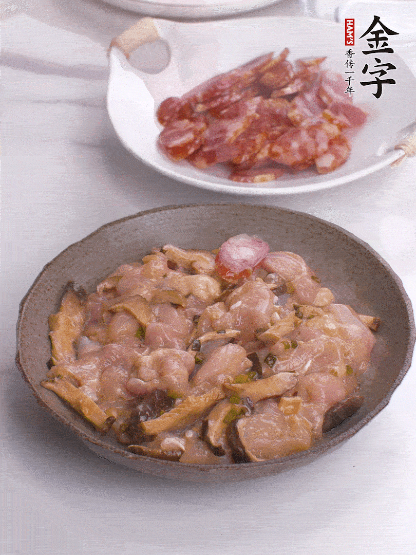 腌制后，雞肉中加淀粉1勺，頂部碼上香腸片。