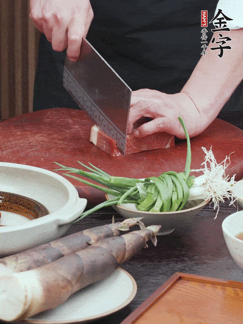 金字火腿切片；姜切片。