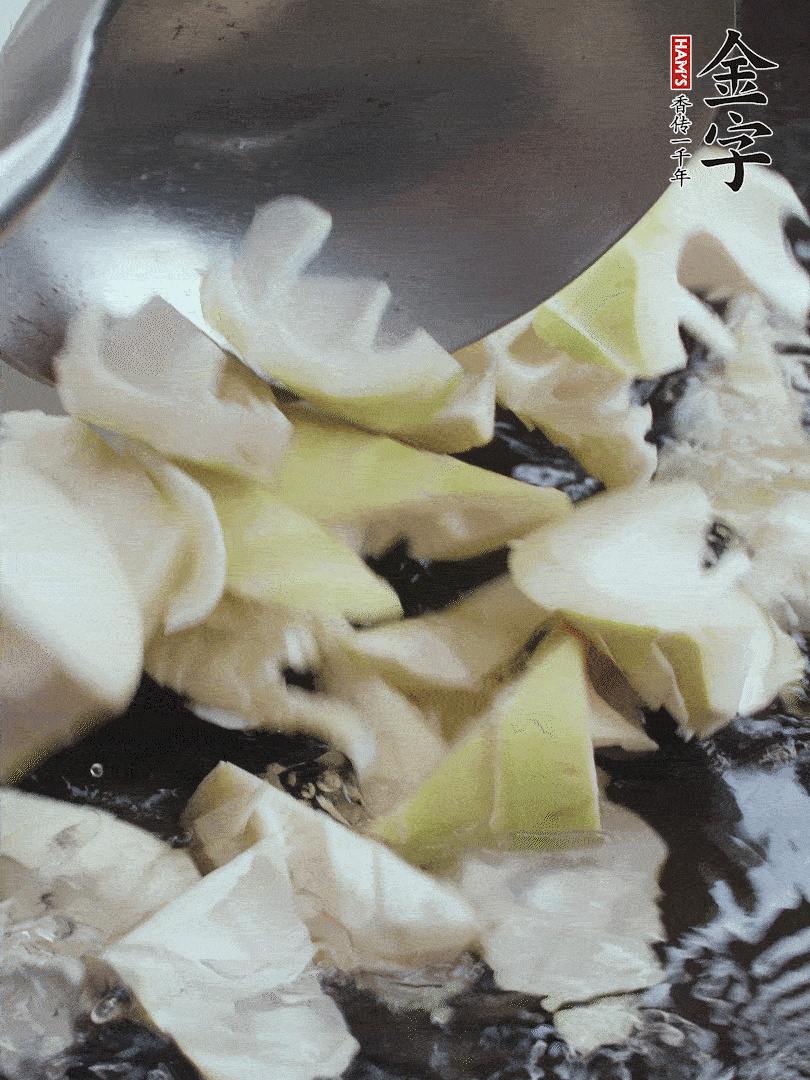 新鮮春筍去老根，剝殼切滾刀塊焯水去澀。