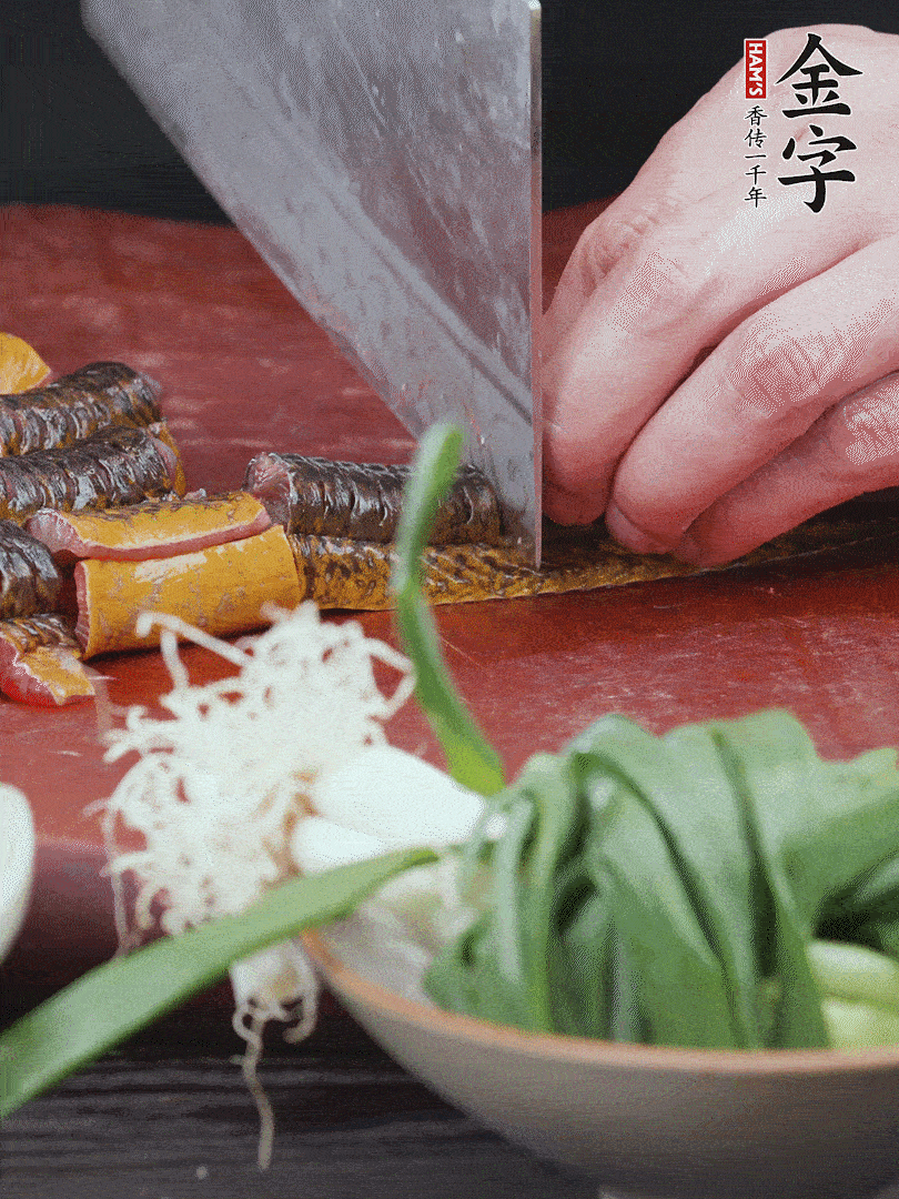 黃鱔去內(nèi)臟洗凈，切花刀斬段。沸水下鍋，加黃酒焯水去血沫。