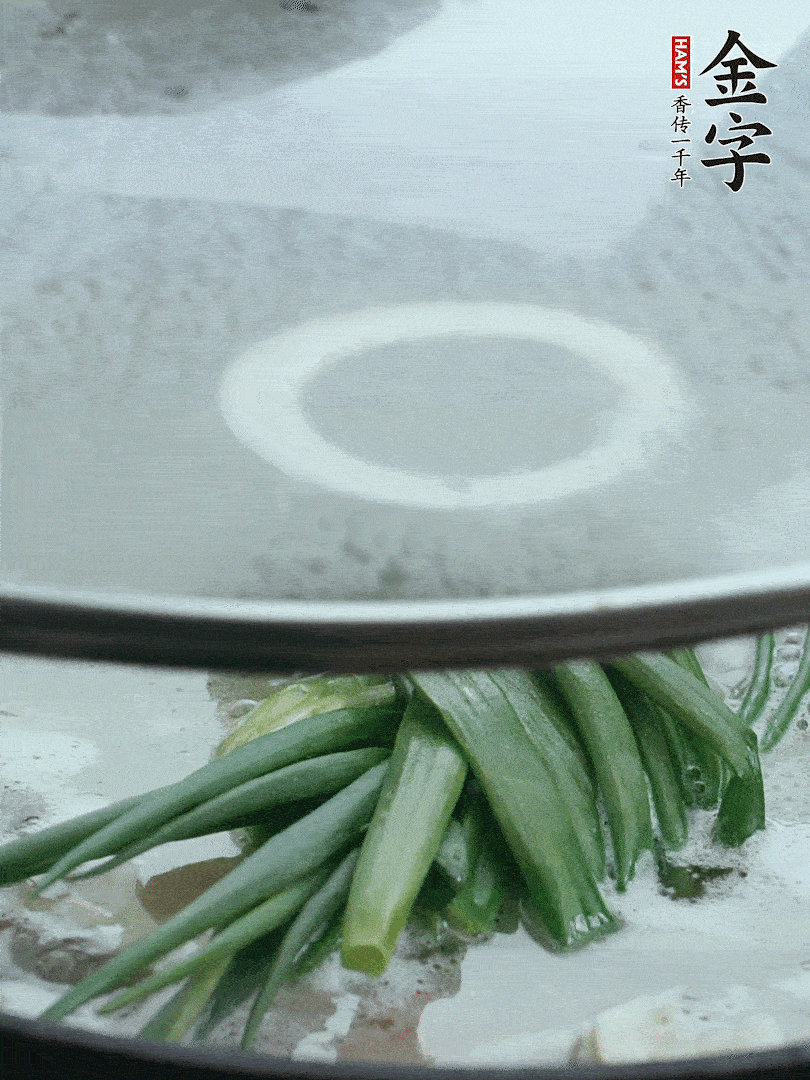 加蔥結(jié)去腥，大火開后中火燒20分鐘。