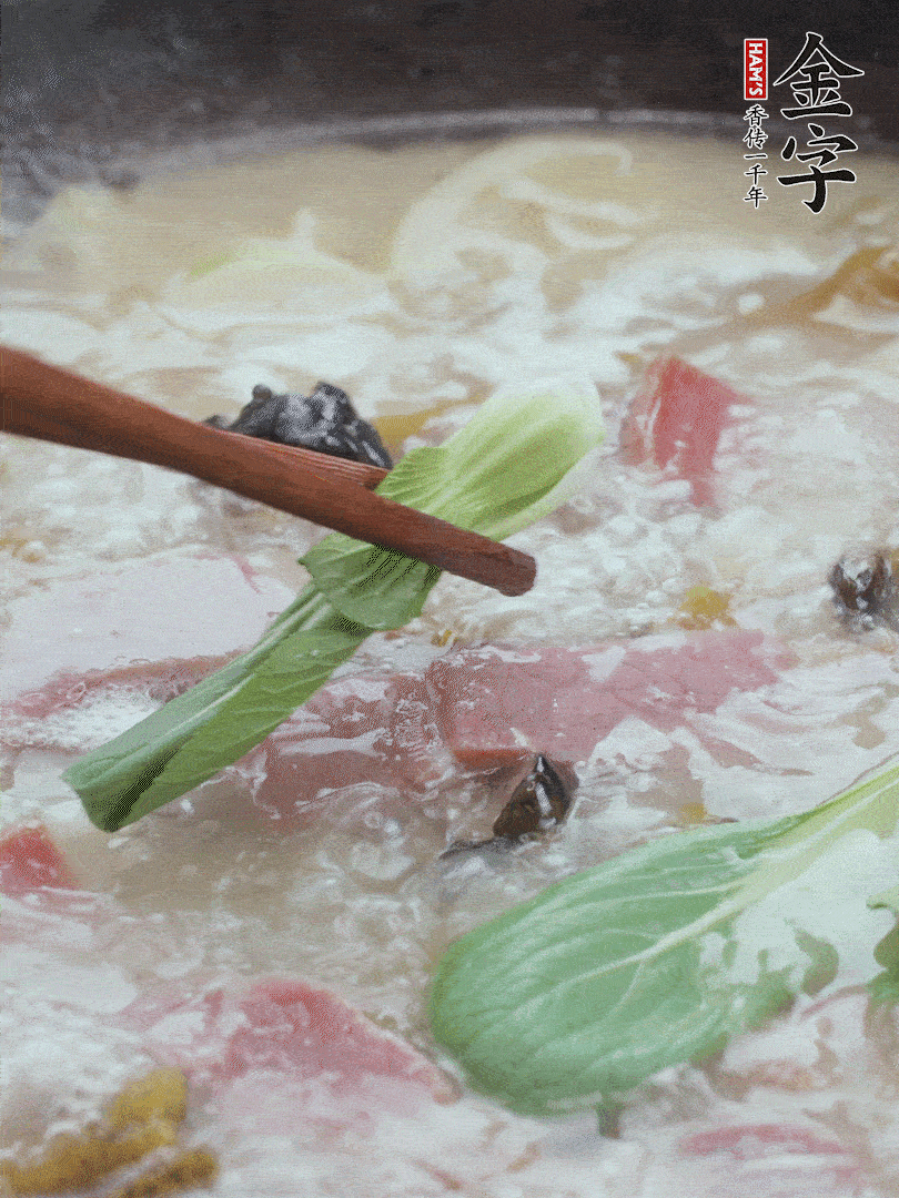 撈出蔥結(jié)，小菜心點綴。