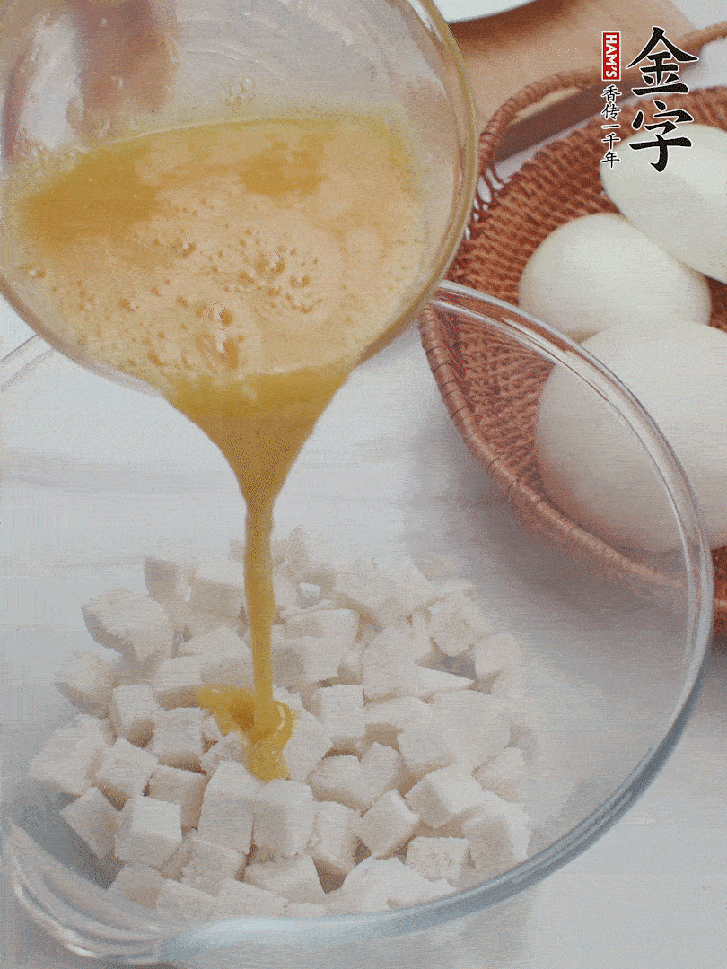 切碎的饅頭丁加入1/3蛋液拌勻。