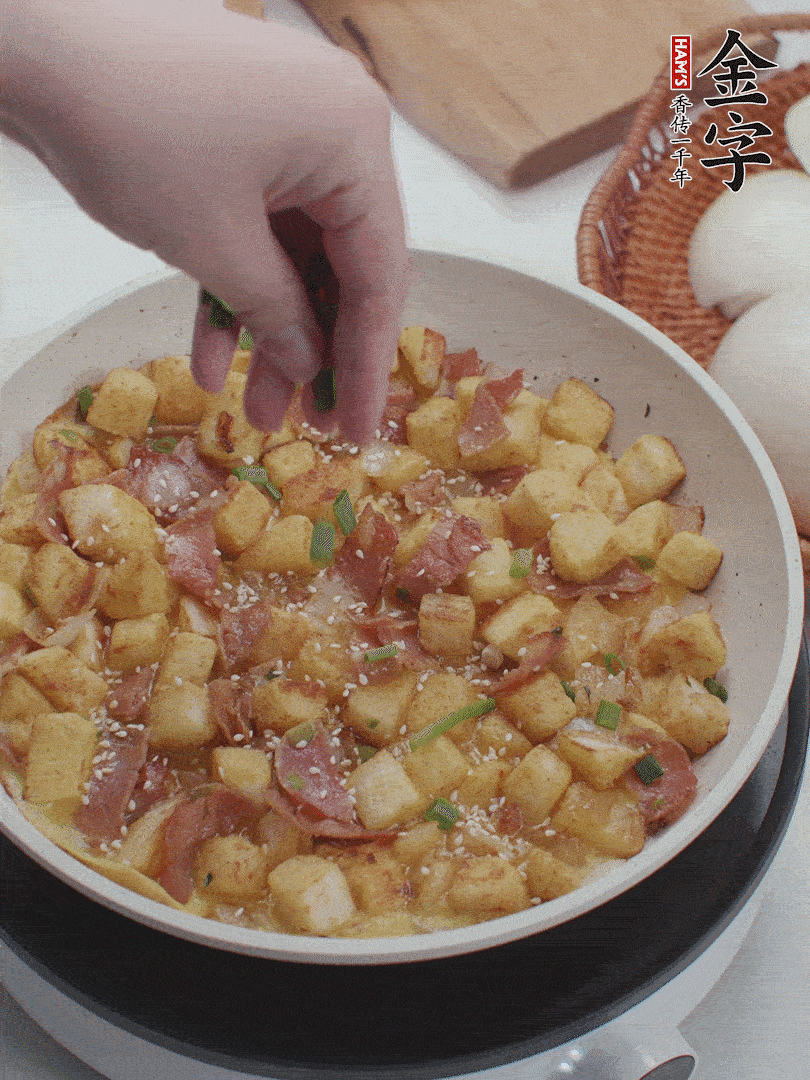 淋入剩余蛋液，蛋液凝固，撒上蔥綠和熟芝麻。