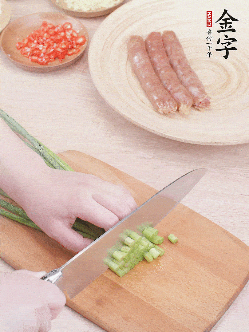 蒜苔切丁，蔥姜蒜切小丁，小米辣切圈。
