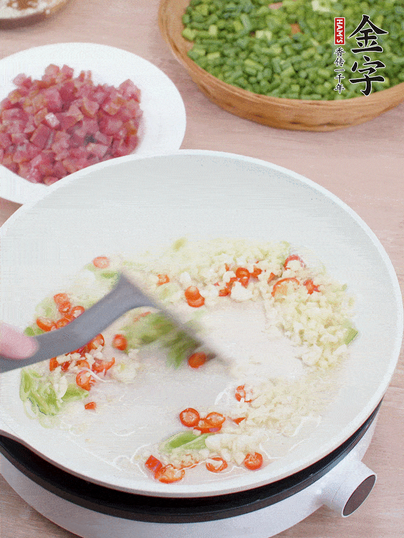 鍋中熱油，蔥姜蒜、小米辣煸香。