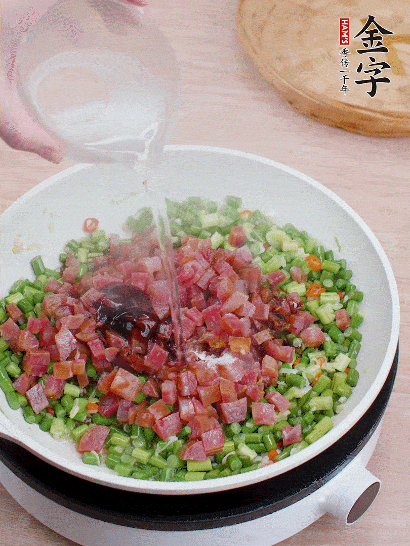 放香腸丁、1勺老抽、1勺蠔油、1/3勺白糖、少許清水炒至斷生。