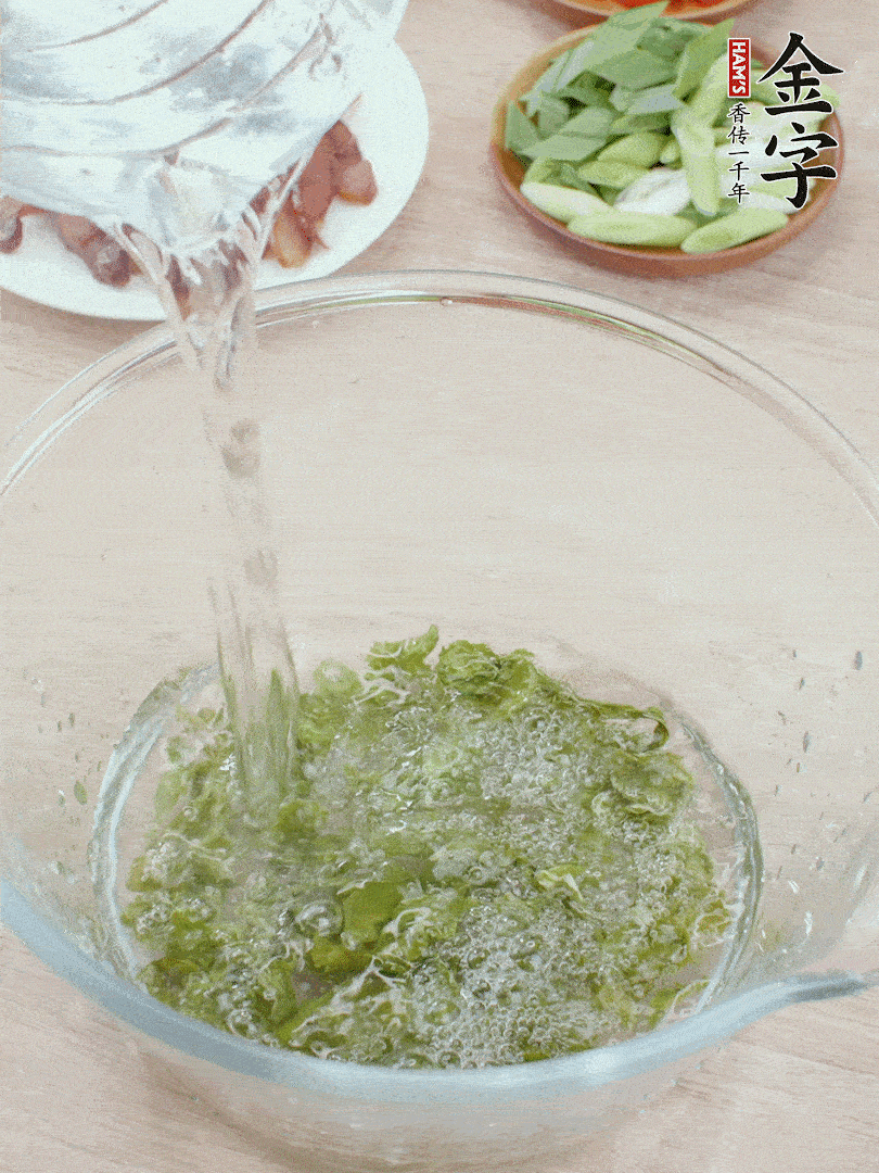 萵筍干溫水泡2小時，青紅辣椒切圈，姜切片，青蒜斜切段。