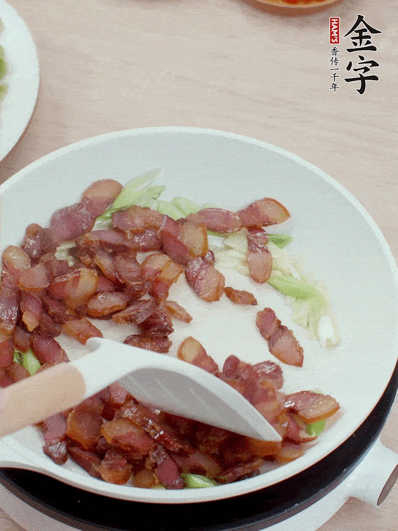 鍋中少許油，姜、蒜白爆香，下臘肉煸出油脂。