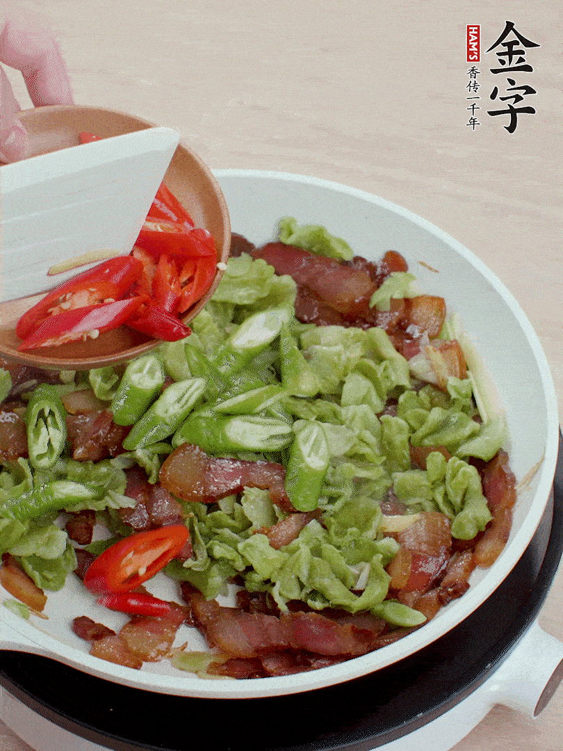 放萵筍干、青紅椒圈爆炒1分鐘。