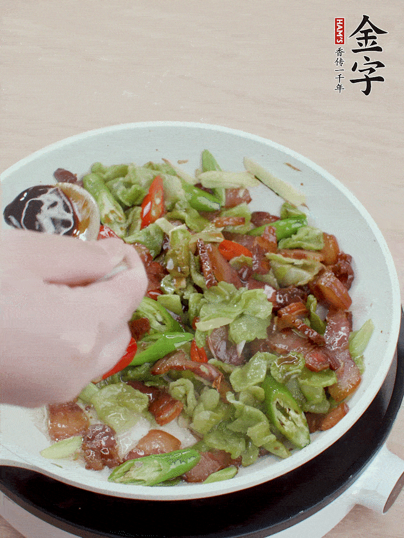 2勺生抽調(diào)味，最后撒蒜葉。