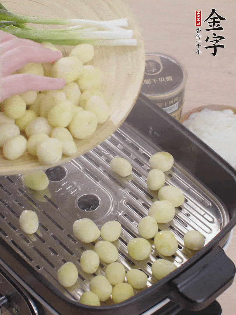 去皮小土豆蒸熟。