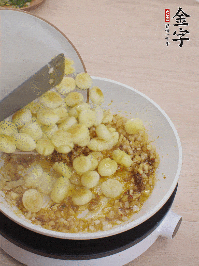 下小土豆翻炒均勻。