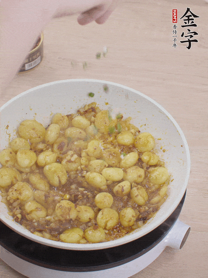 撒上蔥花。