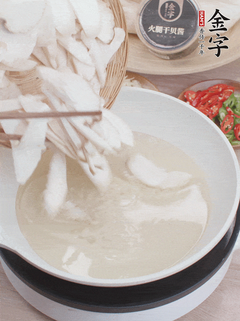 杏鮑菇切成片，油溫7層熱炸2分鐘。