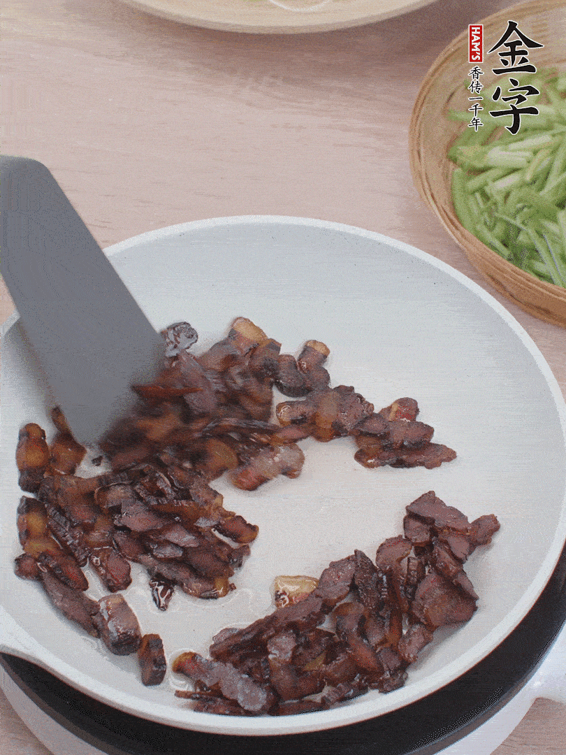 起鍋熱油，煸香醬油肉。