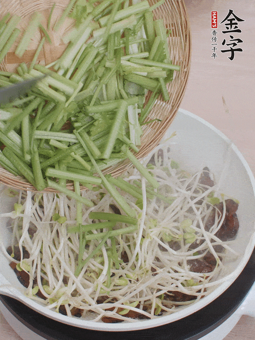 下豆芽、香芹翻炒均勻。