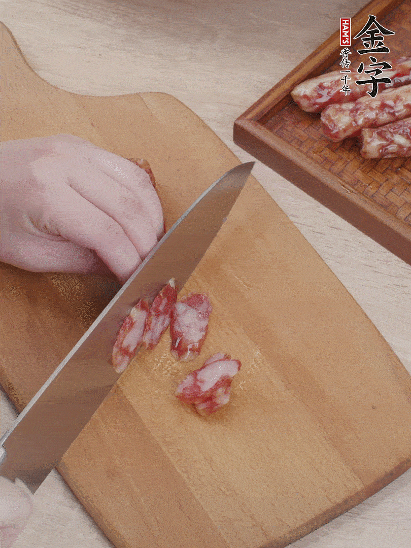 金字香腸斜切片，芹菜切段，小洋蔥切絲，綠菜椒切小塊。