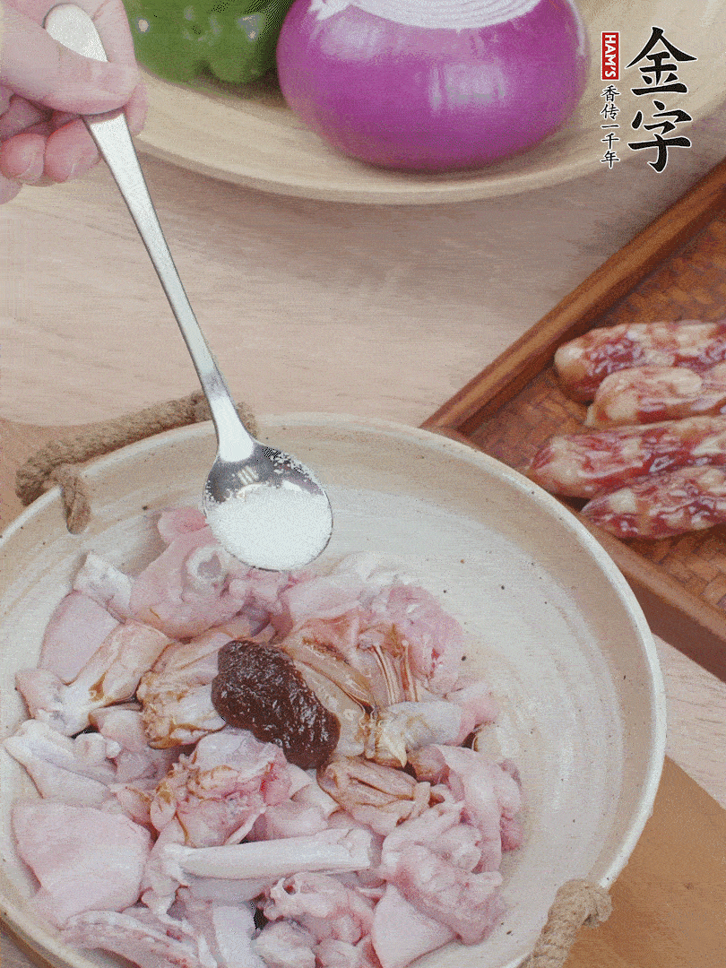 牛蛙塊加1勺柱候醬、1勺生抽、1/3勺白砂糖腌漬20分鐘。