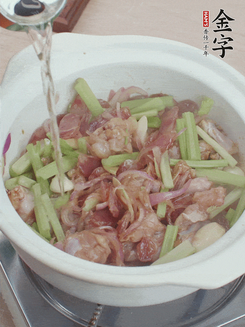 牛蛙變色后，淋點(diǎn)啤酒，加蓋后調(diào)小火燜10分鐘。