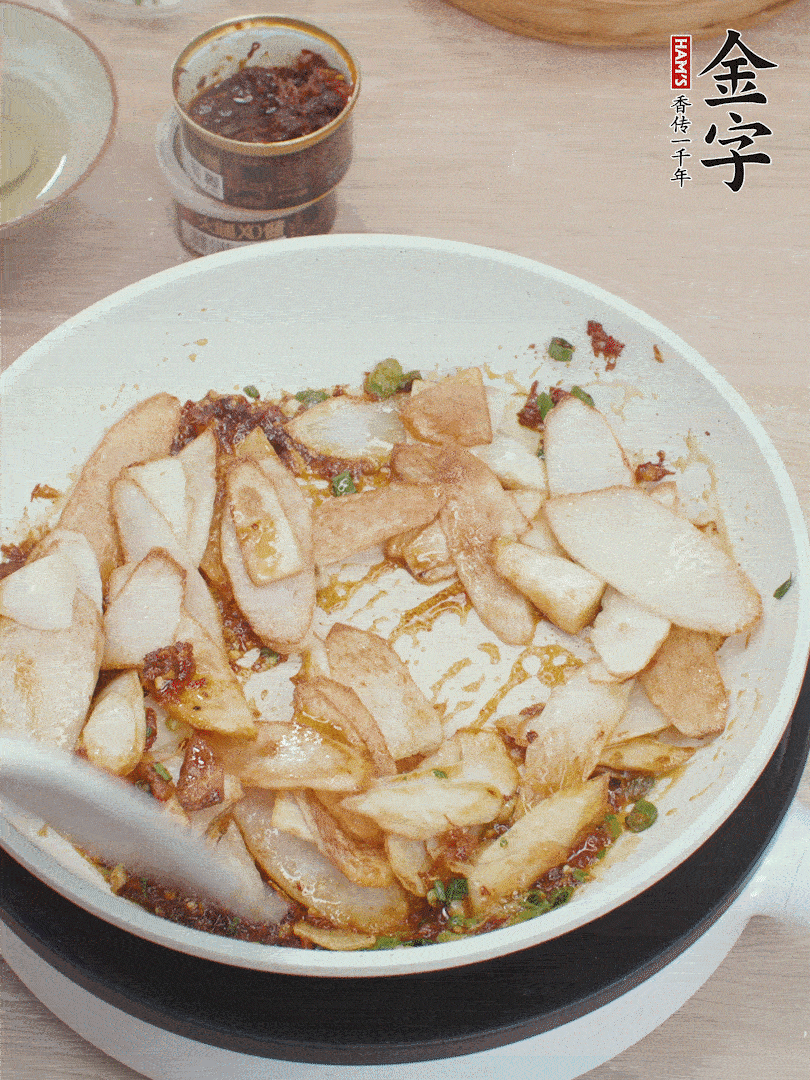 下山藥炒勻，撒蔥花。