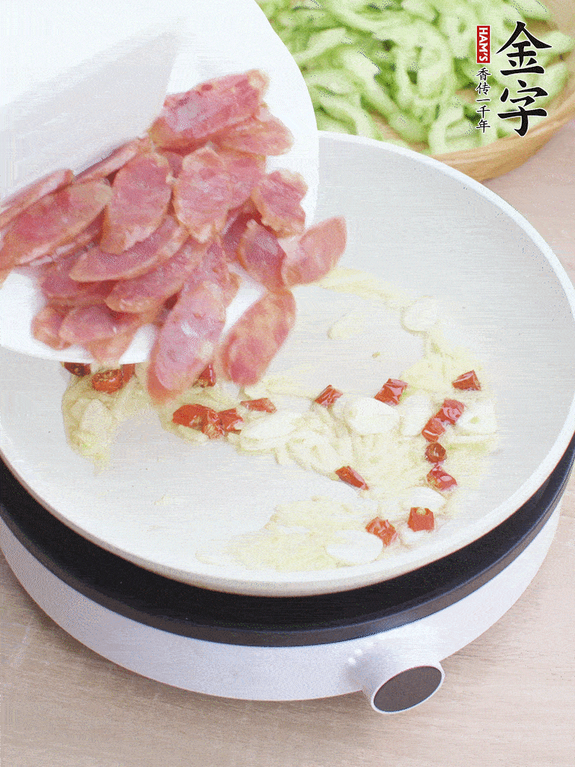 油5成熱時，姜、蒜、辣椒爆香。