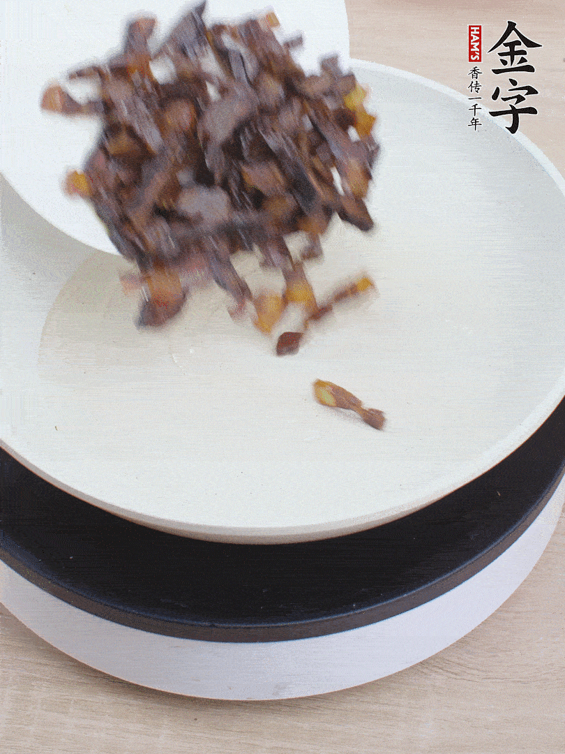 油熱倒醬油肉，編出香味。