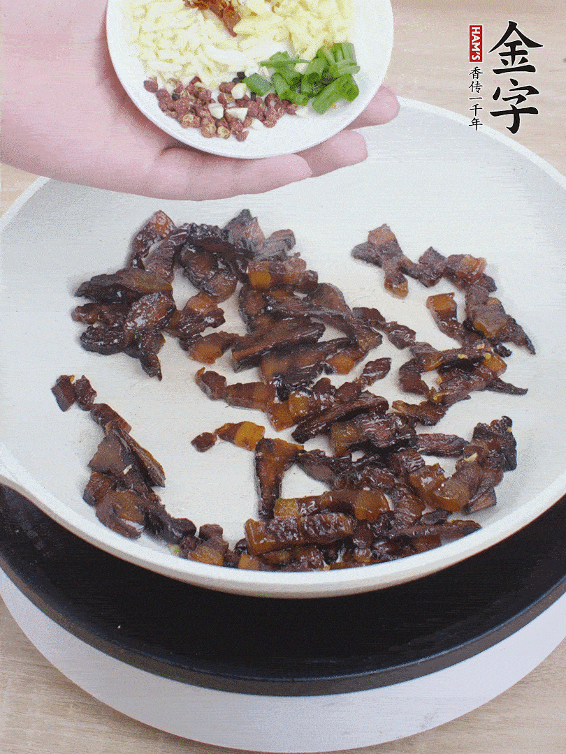 下蔥姜蒜、干辣椒、花椒粒炒香。