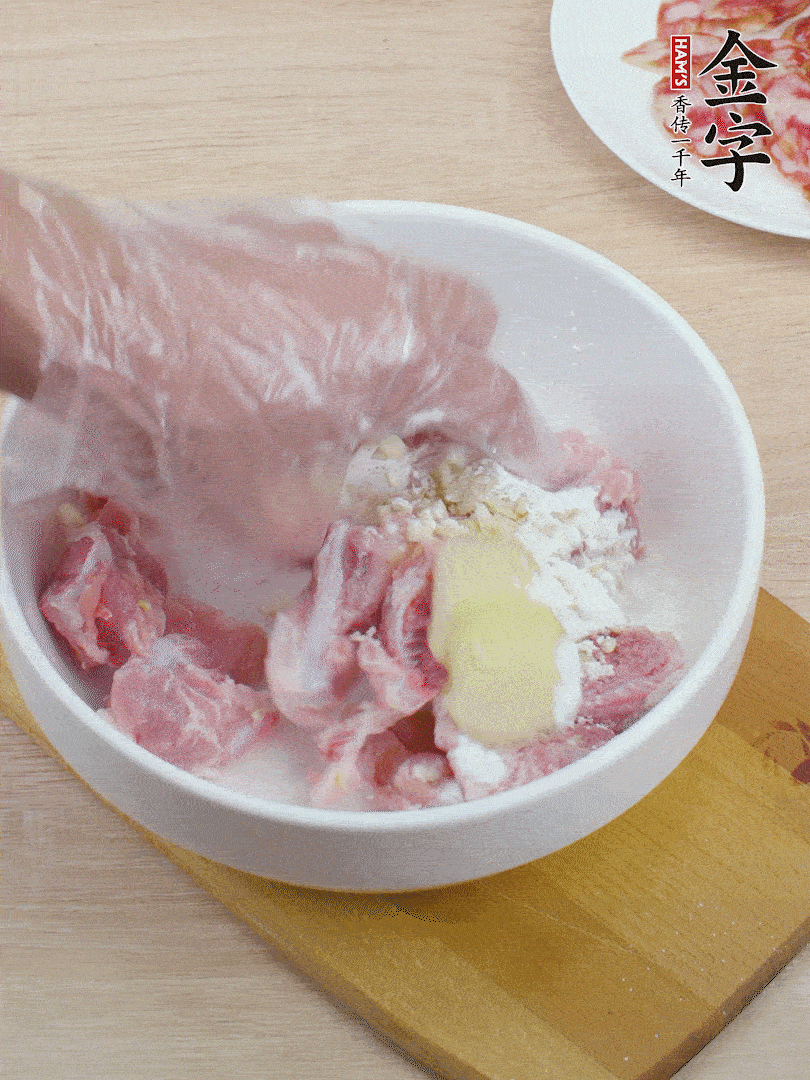 洗凈的小排，加鹽、姜、蒜末、淀粉、胡椒粉抓勻，腌制15分鐘。