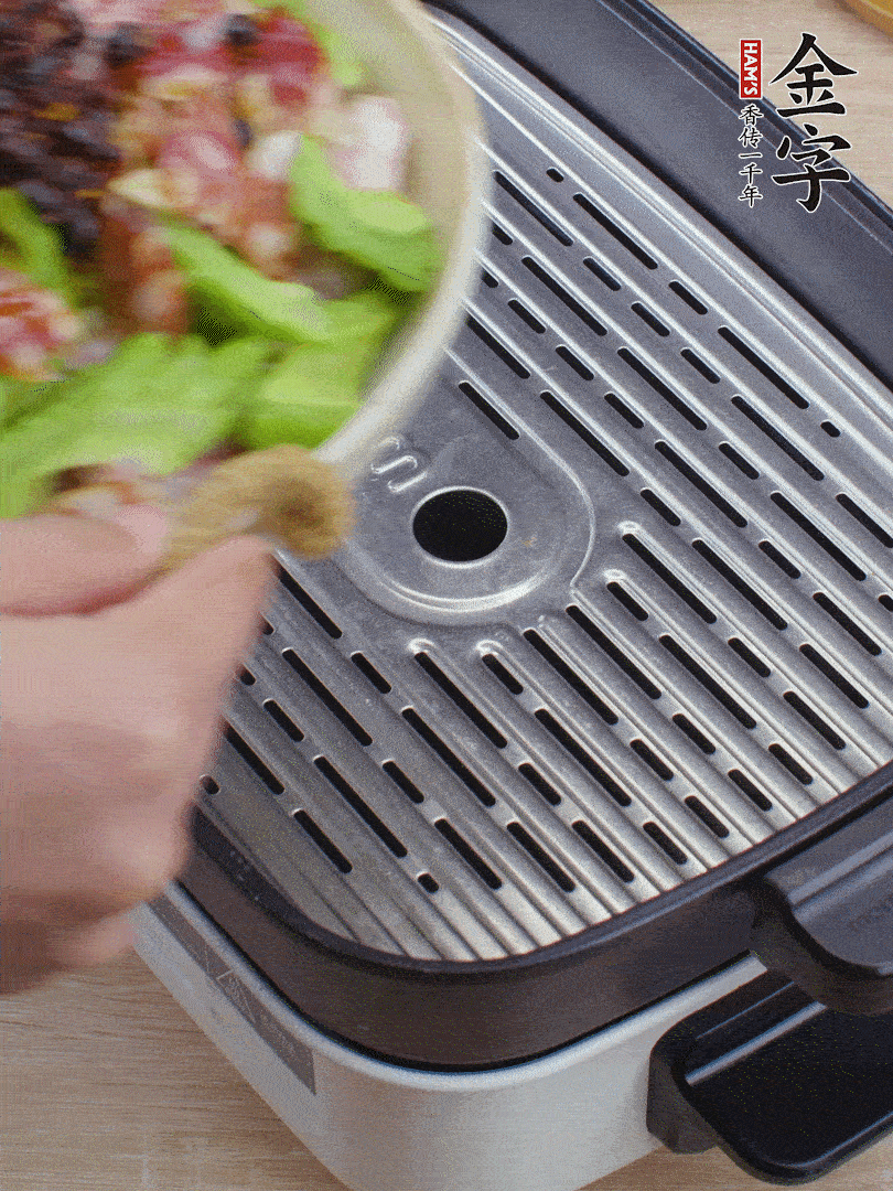 小排、苦瓜、香腸依次碼入，撒上豆豉蒸25分鐘。