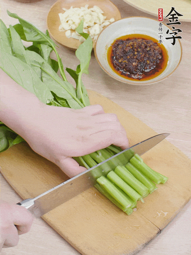 空心菜切段，大蒜拍碎切末。