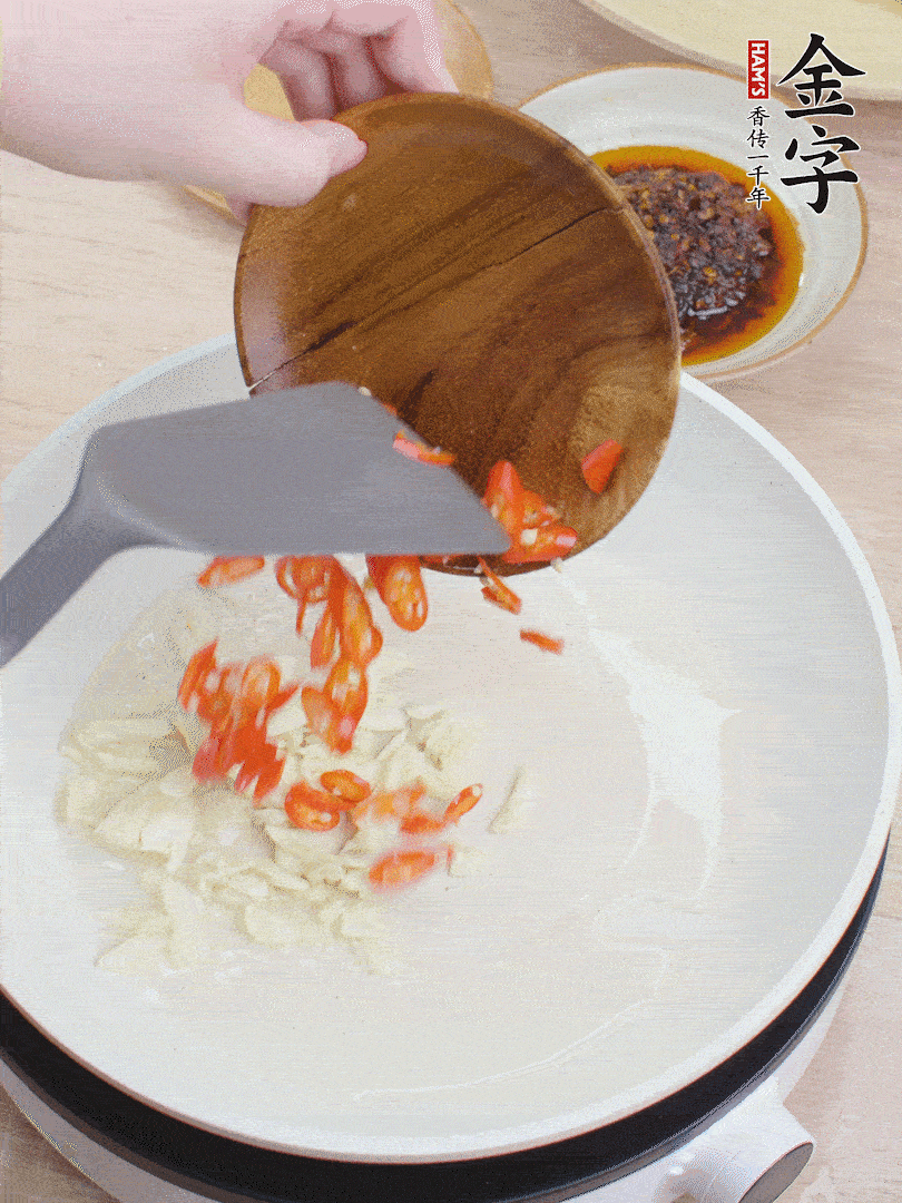 油熱煸香蒜末、辣椒。