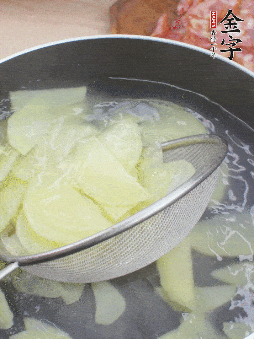 土豆去皮切片，汆燙1分鐘。香腸切薄片。