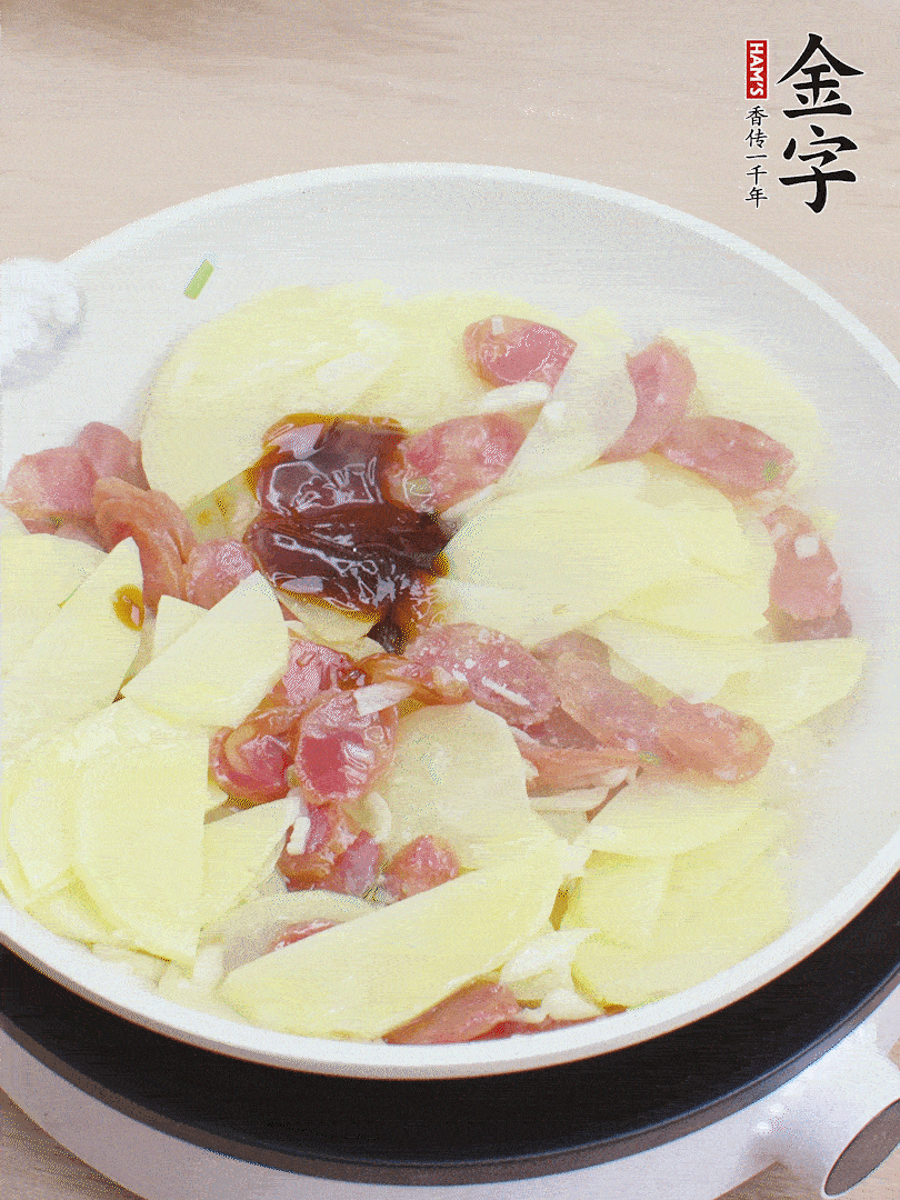 下土豆片，1勺生抽、1勺蠔油、1/3勺鹽、1/3勺糖炒至入味。