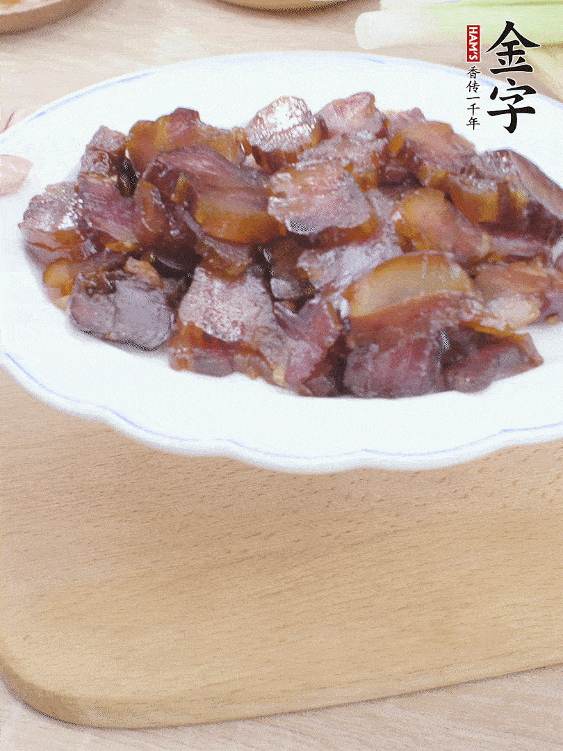 金字醬油肉水煮15分鐘，切薄片。