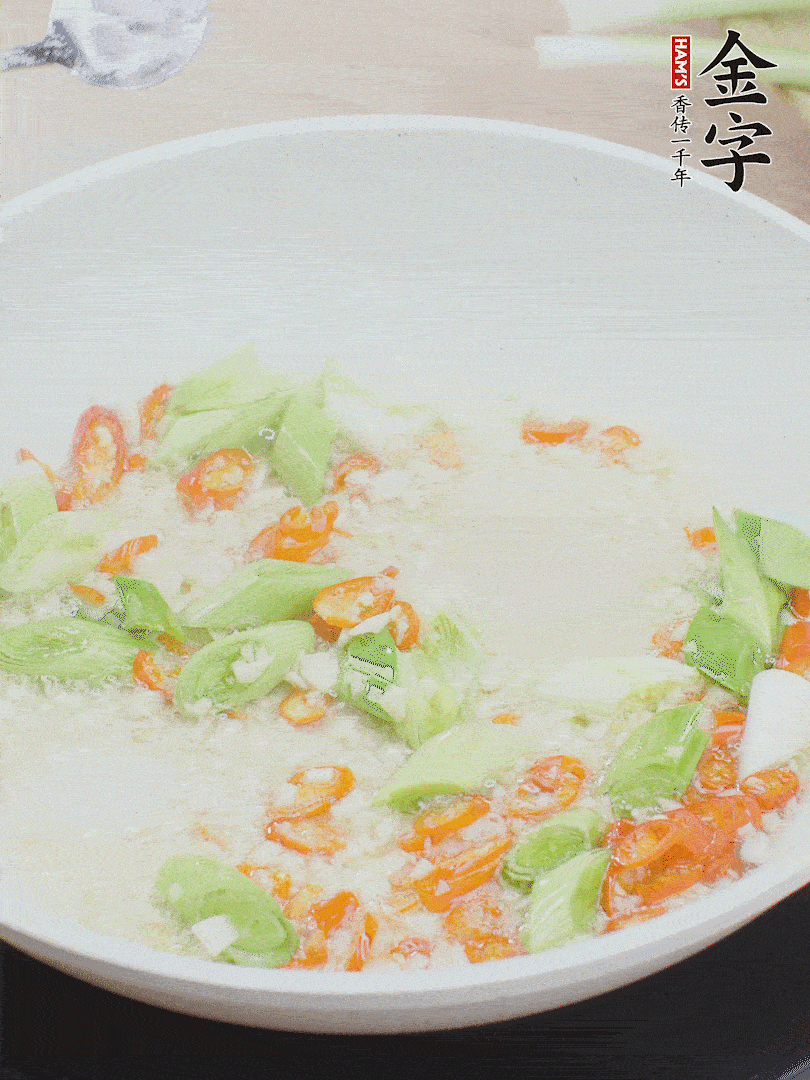 油5成熱時(shí)，下蒜末、辣椒、蒜白煸炒。