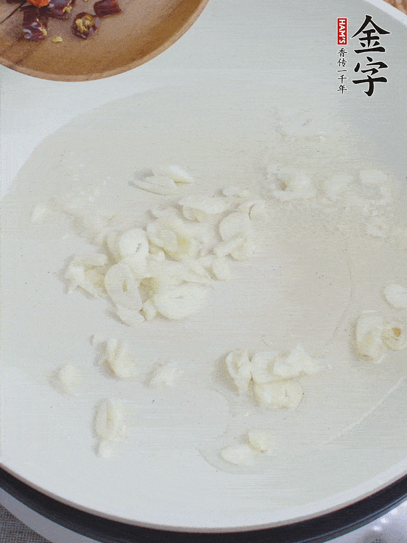 藕去皮，切成1cm見方的丁，放入清水浸泡。美人椒切圈。蒜切成末。