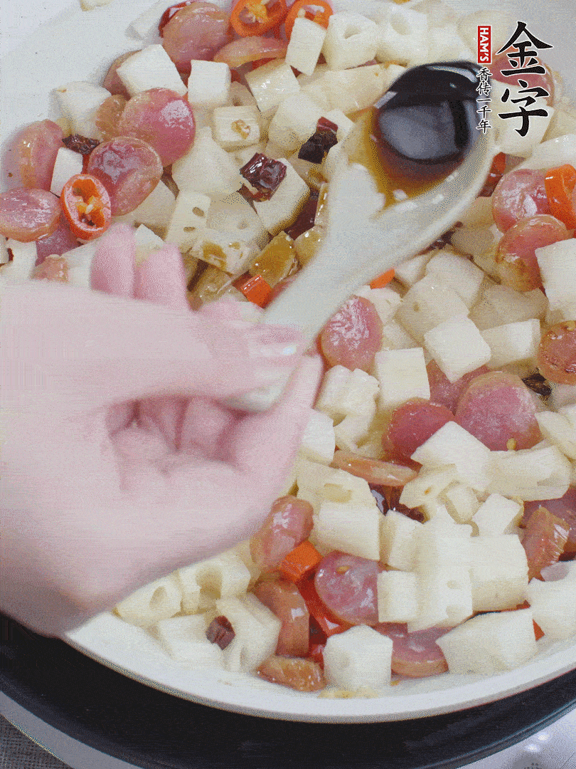 下藕丁，加生抽、香醋、白糖、鹽翻炒均勻。