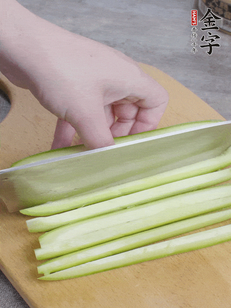 西葫蘆對(duì)半切，去瓤切條。