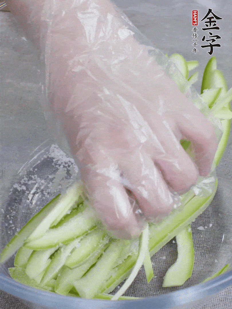 加鹽腌制15分鐘，清洗后擠干水份。