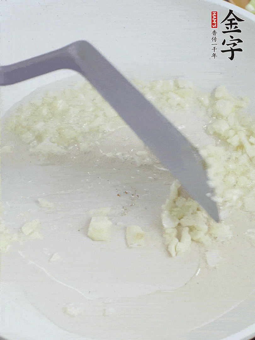 冷鍋熱油，下大蒜煎至兩面微黃。