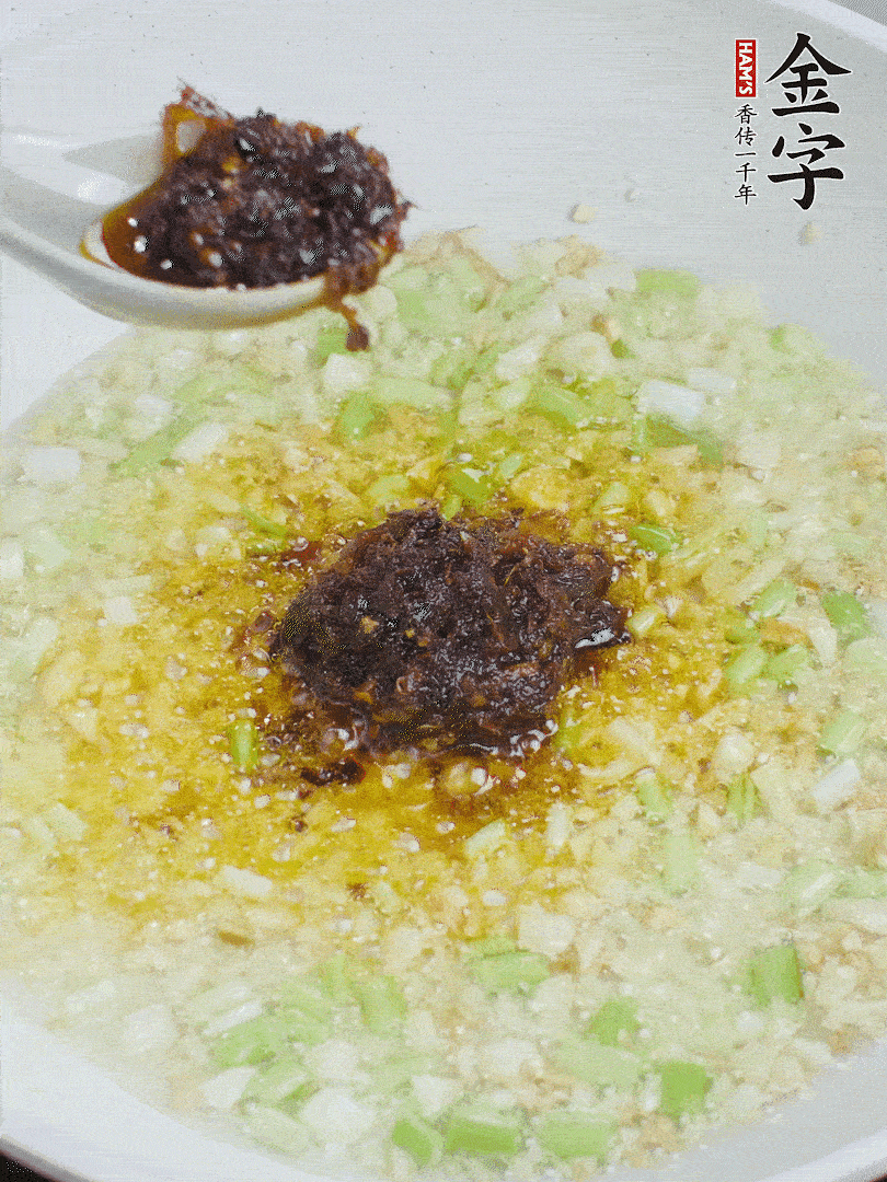 下蔥姜、1大勺金字火腿大師醬爆香。