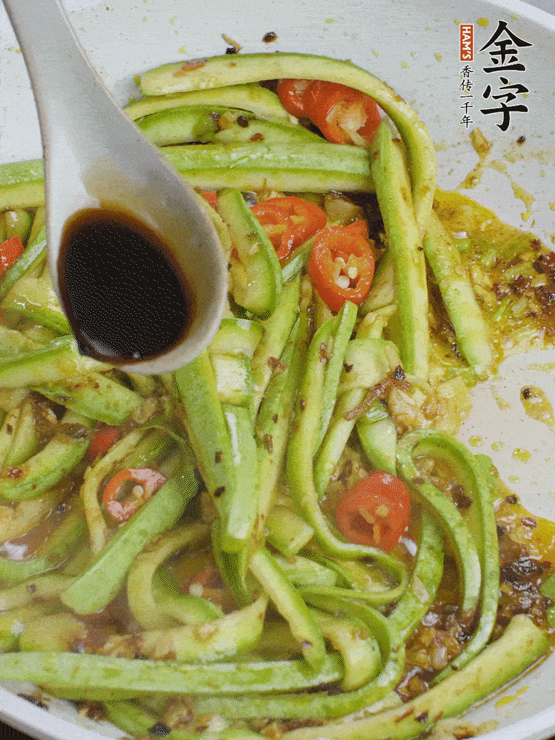 下西葫蘆，加1勺生抽、半勺蠔油、辣椒圈翻炒至斷生。