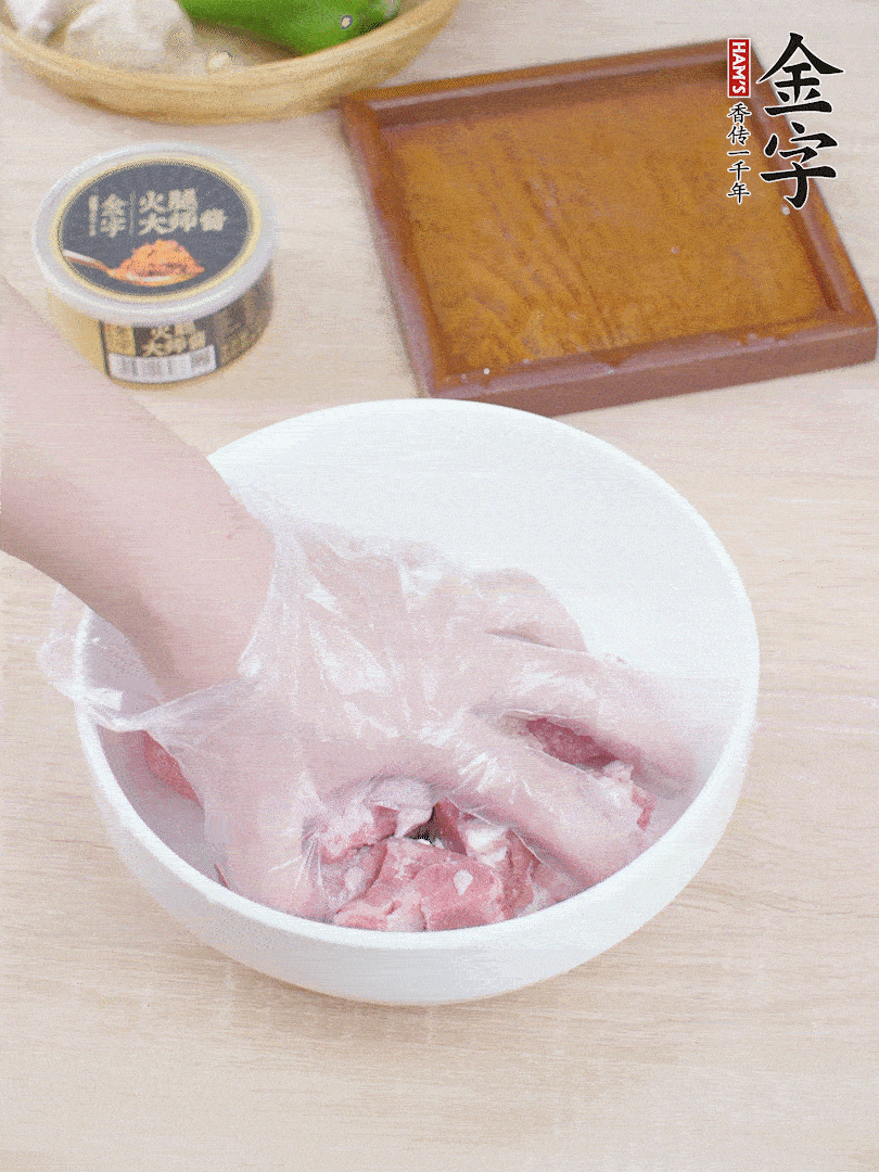 豬小排，加1勺料酒、1勺蠔油、1/3勺白胡椒粉、淀粉，抓拌均勻腌漬30分鐘。青椒去蒂去籽切塊。洋蔥去皮切塊。