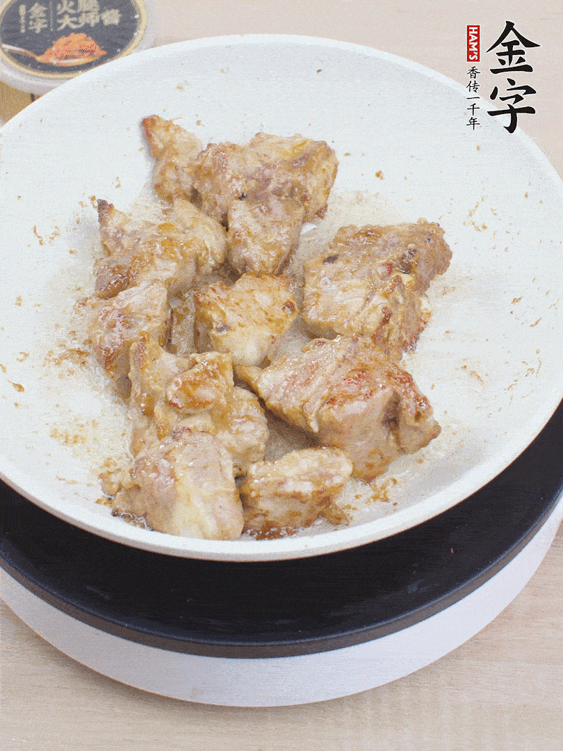 油4成熱，下小排煎炒至邊緣微微發(fā)焦。