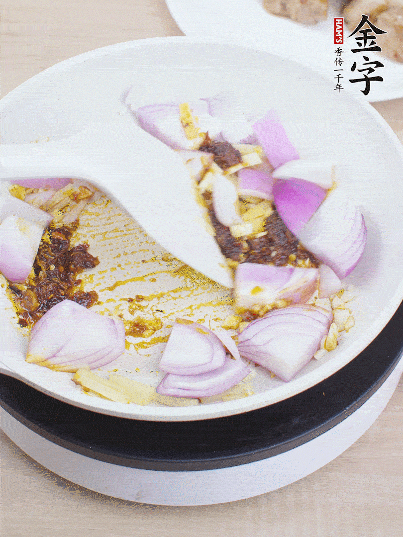 另起一鍋，姜、蒜末、1勺金字火腿大師醬、洋蔥塊炒香。