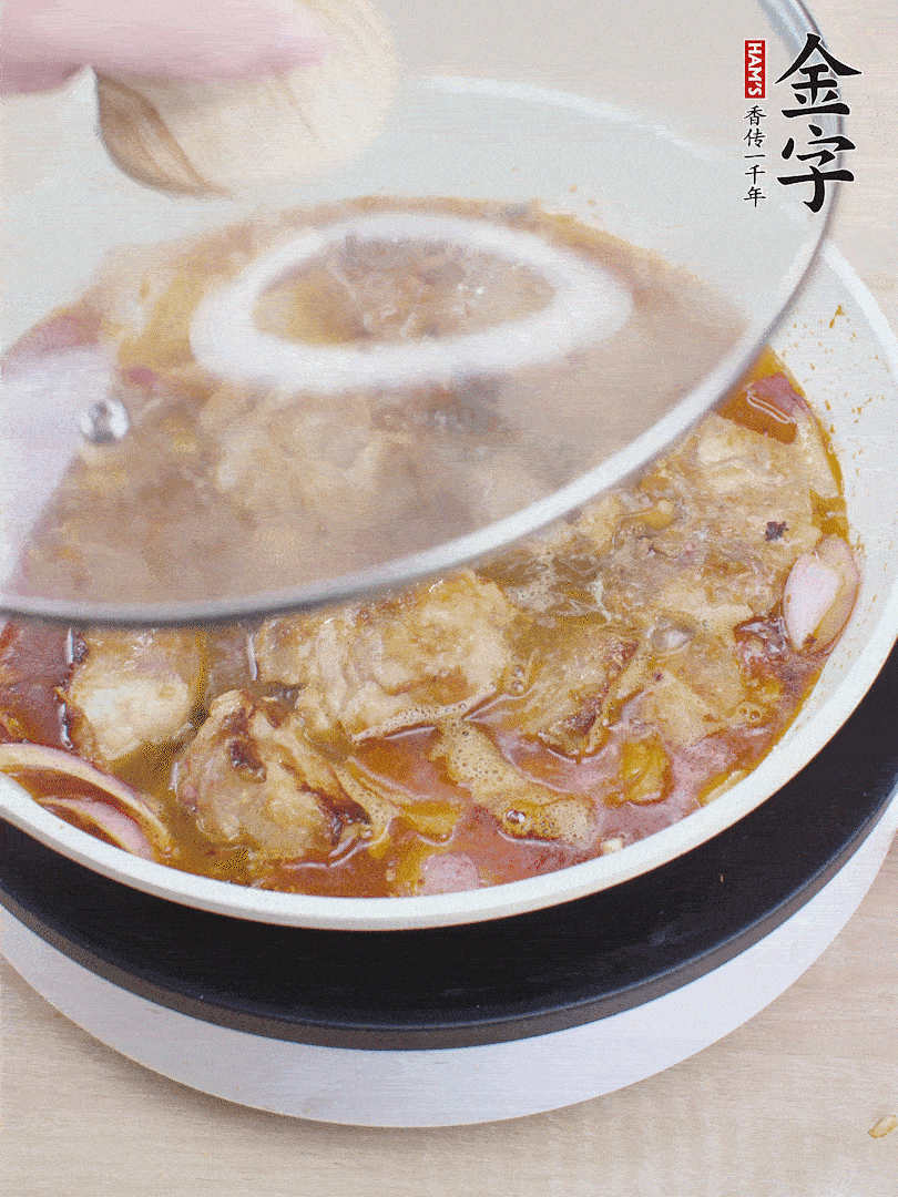 下小排翻炒，加1勺生抽、1點(diǎn)白砂糖和少許水燜2分鐘。